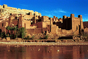 MAS ALLA DEL ATLAS. Arquitectura de adobe en Marruecos