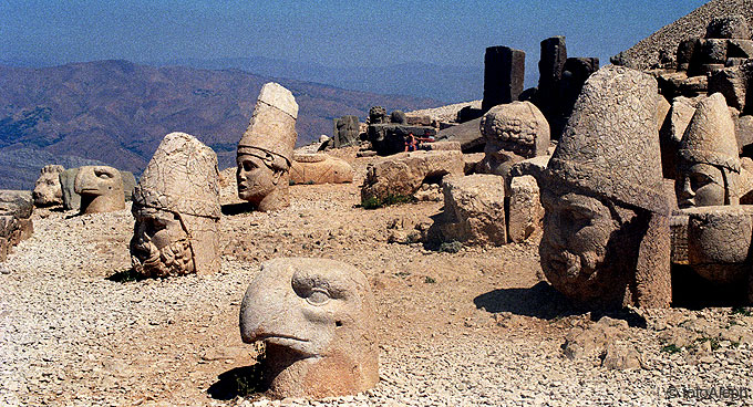 NEMRUT DAGI. La montaña de los gigantes