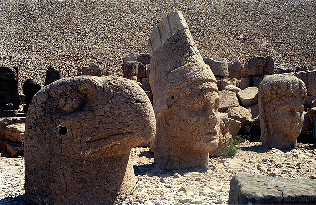 NEMRUT DAGI. La montaña de los gigantes