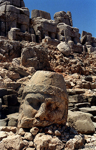 NEMRUT DAGI. La montaña de los gigantes