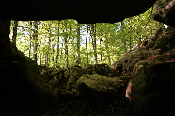 Cueva de Akuandi (Urbasa, Navarra)