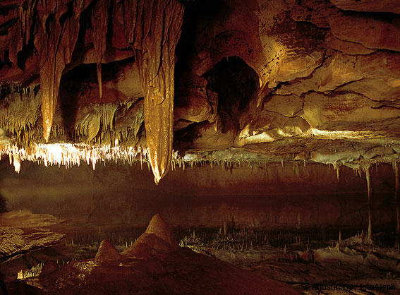 Cueva de Akuandi (Urbasa, Navarra)