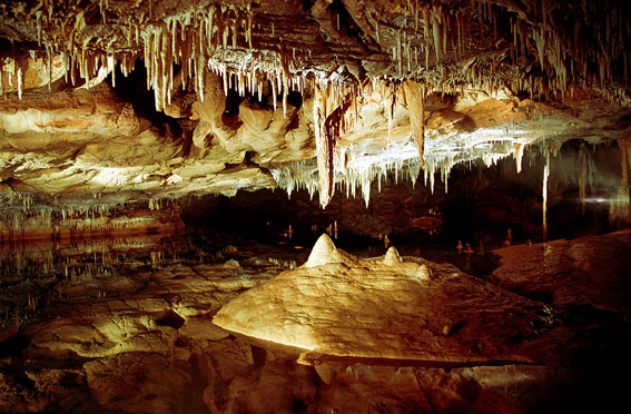 Cueva de Akuandi (Urbasa, Navarra)