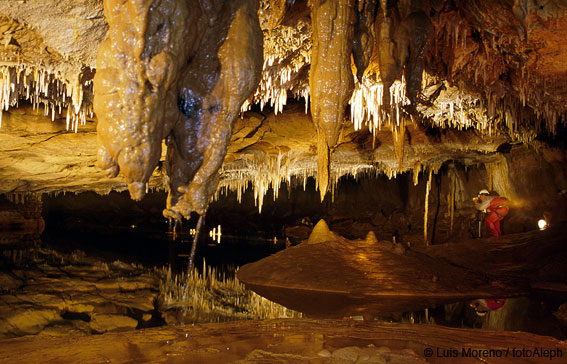 Cueva de Akuandi (Urbasa, Navarra)