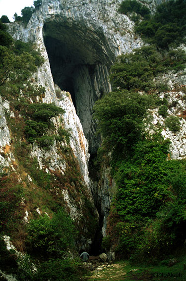 Cañón subterráneo de La Leze (sierra de Altzania, Alava)