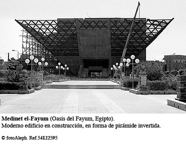Medinet el-Fayum. Piramide invertida